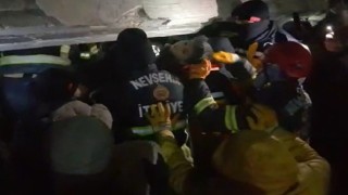 Nevşehir Belediyesi İtfaiye Müdürlüğü Ekipleri Kahramanmaraş'ta Yıkılan Binanın Enkazından 44 Sat Sonra Bir Çocuğu Daha Kurtardı