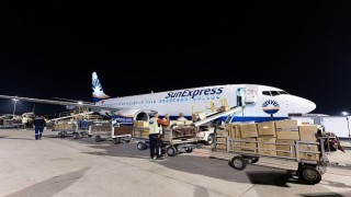 SunExpress'in Almanya'dan gelen yardımları taşıyan ilk kargo uçağı Antalya'ya ulaştı