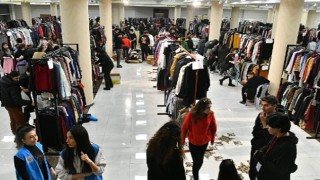 Yenişehir Belediyesinin giysi evinden ilk gün 4 bini aşkın afetzede yararlandı