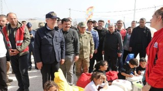 Bakan Akar, Büyükşehir'in çadır kentinde çocuklarla futbol oynadı