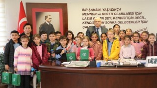 Burhaniye Belediye Başkanı Ali Kemal Deveciler Minik Misafirlerini Ağırladı