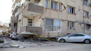 Depremde çöken binanın devrilmesini önleyen 5 otomobil 50 kişinin hayatını kurtardı!