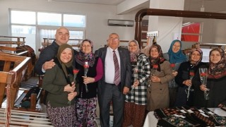 Saray Belediye Başkanı Özgen Erkiş, 8 Mart Dünya Emekçi Kadınlar Günü dolayısıyla emekçi kadın personellerine karanfil hediye edip, günlerini kutladı