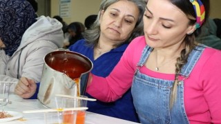 Anne Şehir'den kokulu mum yapımı