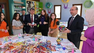 Selçuklu Belediyesi'nin okul dışı öğrenme ortamlarından bir tanesi olan “Sanat ve Tasarım Atölyesi” sürdürdüğü faaliyetlerle yıl boyunca öğrencilerden yoğun ilgi görüyor
