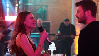 Serenay Sarıkaya Aile'de Şarkı Söylediği Sahneyle Sosyal Medyayı Sarstı
