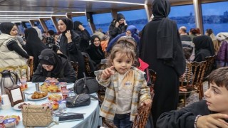Üsküdar'da Yaklaşık 300 Depremzede İftarını Boğazda, Valide Sultan Gemisi'nde Yaptı