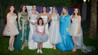 10. yıla renkli defile