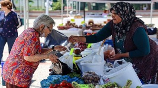 Karşıyaka'da atalık tohumların mahsulleri tezgahları süsledi