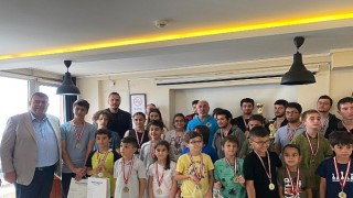 Seferihisar Belediyesi, okulların kapanmasıyla Teos Yaratıcı Yazarlar Evi'nde “Yaza Merhaba Satranç Turnuvası” düzenledi.