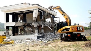 Tarım arazisine yapılan lüks yapı yerle bir edildi