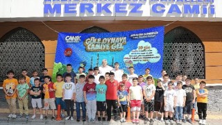 Canik'te Camiye Gelen Çocuklar Hediyelerin Sahibi Olacak