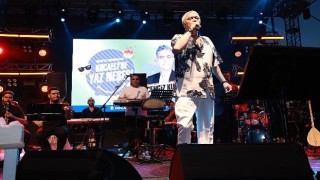 Cengiz Kurtoğlu, şarkılarıyla Karamürsel&#39;i salladı