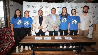 Başkan Serkan Acar, Aliağa'nın Profesyonel Kadın Voleybolcularıyla Bir Araya Geldi