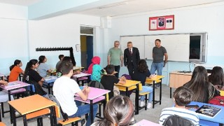Başkan Tekin, okulun ilk günü öğrencileri yalnız bırakmadı