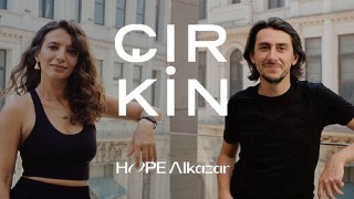 Hope Alkazar'ın İlk Tiyatro Oyunu Çirkin Kasım Ayında Sahnede