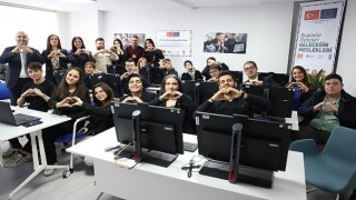 Antalya Büyükşehir dijital gençlik merkezi açıldı