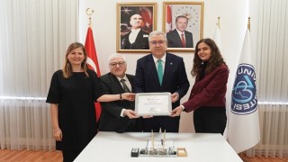 Greenmetric “Dünya Yeşil Üniversiteler” Sertifikası Rektör Prof. Dr. Budak'a takdim edildi