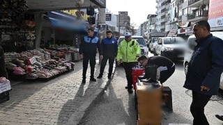 Karabağlar Belediyesi'nden kaldırım ve yol işgallerine karşı ikili denetim