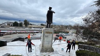 Kocaeli Büyükşehir, Atatürk Heykeli'nin temizliğini yaptı