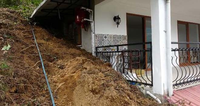 Trabzon'da yaşlı kadın heyelandan şans eseri kurtuldu