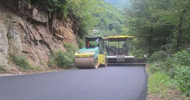 Trabzon'da 15 ayrı noktada yol çalışmaları devam ediyor