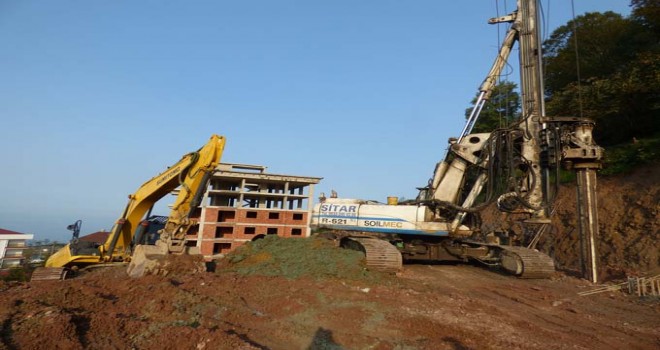 Büyükşehir Belediyesi ‘fore kazık’ ile Sürmene’yi heyelandan kurtarıyor