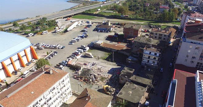 Yomra kent meydanı projesi için yıkımlar başladı