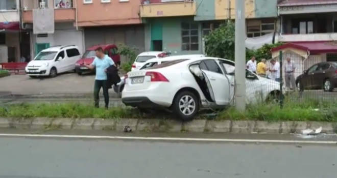 Trabzon'da kaza! Direğe çarparak durabildi
