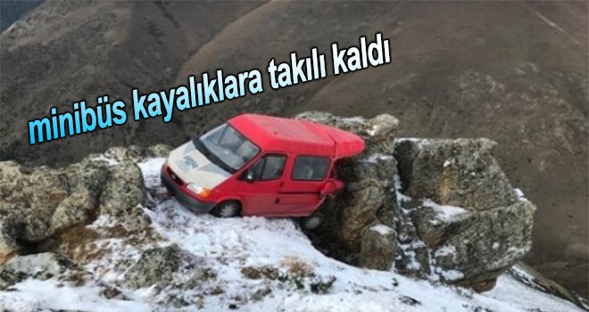 Trabzon'da minibüs kayalıklara takılı kaldı