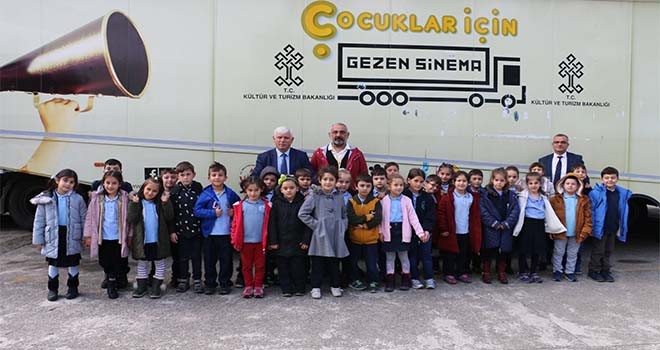Minik öğrenciler Gezici Sinemada