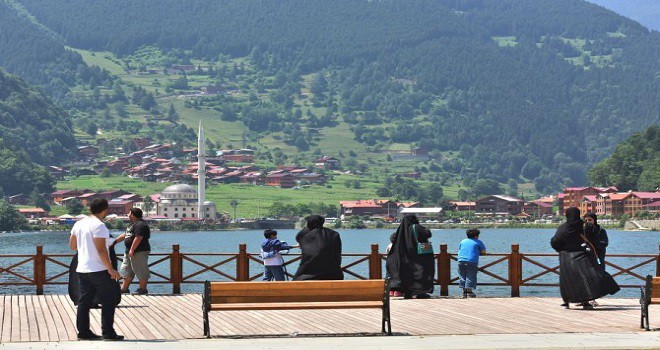 Uzungöl Turist Akınına Uğradı