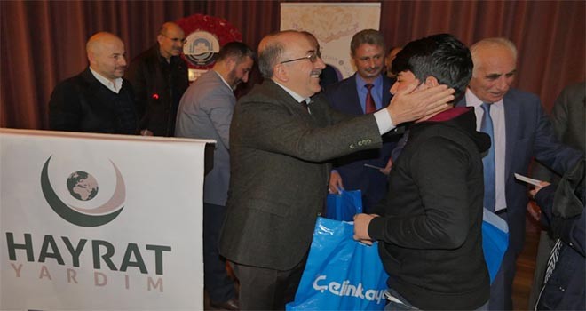 Yetim öğrencilere karne hediyeleri verildi
