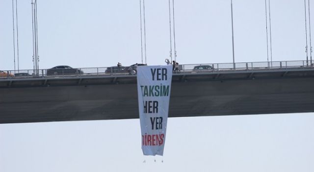 TİP MİLLETVEKİLLERİ GEZİ DİRENİŞİ’NİN 9. YILINDA BOĞAZİÇİ KÖPRÜSÜ’NE GEZİ PANKARTI ASTI