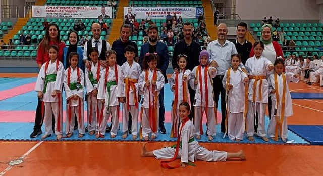 Bağcılarlı karateciler kuşak fırlattı... Bağcılar