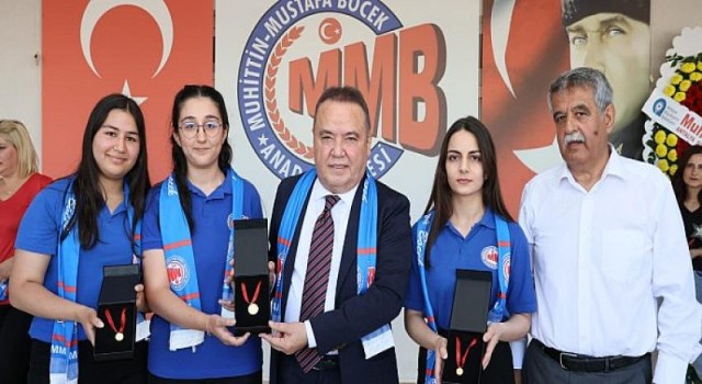 Başkan Böcek öğrencilerin karne heyecanına ortak oldu...Antalya