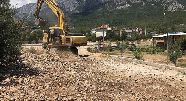 Başkan Vekili Yılmaz Yol ve Kaldırım Çalışmalarını İnceledi..Kemer