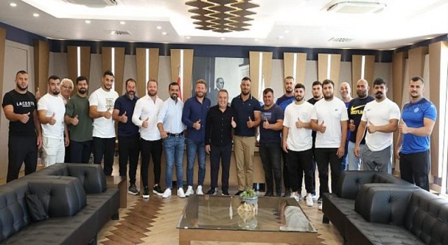 Büyükşehir pehlivanları Kırkpınar öncesi Başkan Böcek’i ziyaret etti