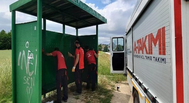Duraklara yazılan yazıları A Takımı sildi