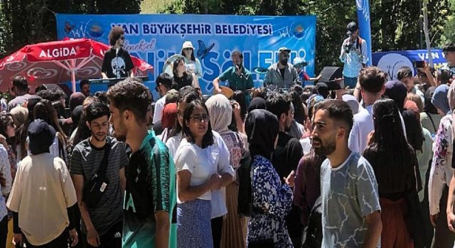 Öğrenciler Muradiye Şelalesi Gezisinde Doyasıya Eğlendi...Van