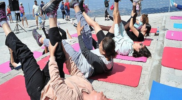 “Tanrıların Dağı” Tahtalı Dağı’nın Zirvesinde Pilates Yaptılar... Kemer Belediyesi