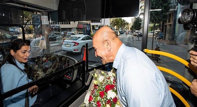 Başkan Soyer’den darp edilen kadın şoföre otobüsünde ziyaret