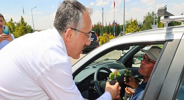 Nevşehir Mezarlıklarda Vatandaşlara Begonya Dağıtıldı