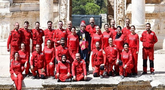 AKUT Denizli ekibi, “Zeybek” ile “AKUT Kırmızısı”nı buluşturarak 30 Ağustos’u kutladı