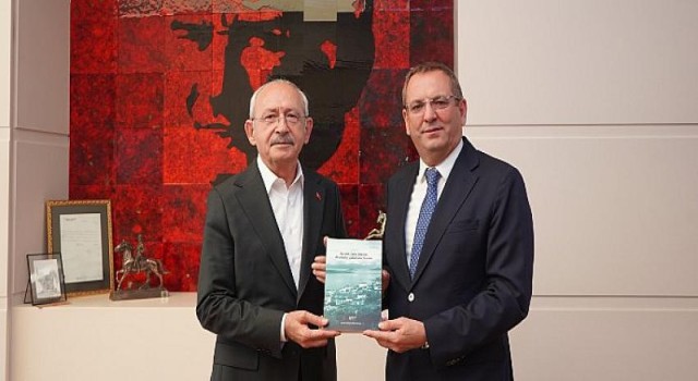 Ayvalık Belediye Başkanı Mesut Ergin, Cumhuriyet Halk Partisi (CHP) Genel Başkanı Kemal Kılıçdaroğlu’nu Ankara’da parti genel merkezinde ziyaret etti.