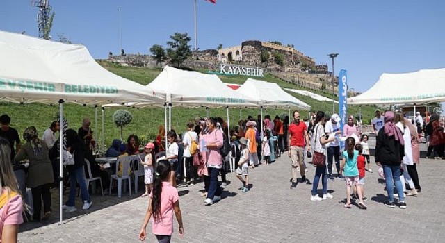 Çocuklar Kayaşehir’de ‘Pony’ Atlarına Bindi