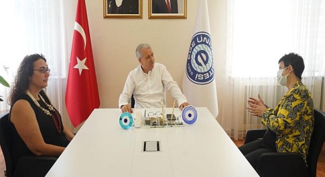Egeli Akademisyenlerden otizm spektrum bozukluğu tanılı ergenler ve aileleri için önemli proje