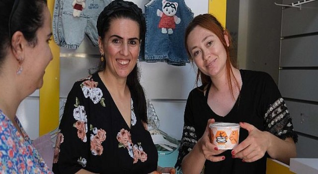 Hanımeli kadınları aşure dağıttı