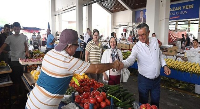 Kemer Belediye Başkanı Necati Topaloğlu, Muharrem ayı dolayısıyla vatandaşlara kendi elleriyle aşure ikram etti