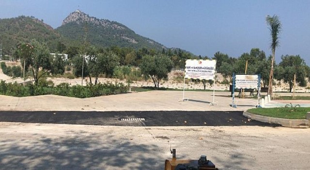 Kemer Belediyesi İlçe Genelindeki Bozuk Yolların Tamirini Yapıyor